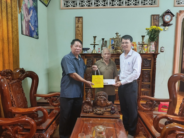 Thăm hỏi, tặng quà các gia đình chính sách nhân ngày Thương binh -Liệt sĩ 27/7
